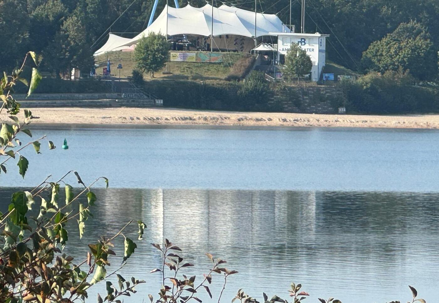 Blick über das Wasser zum Amphitheater
