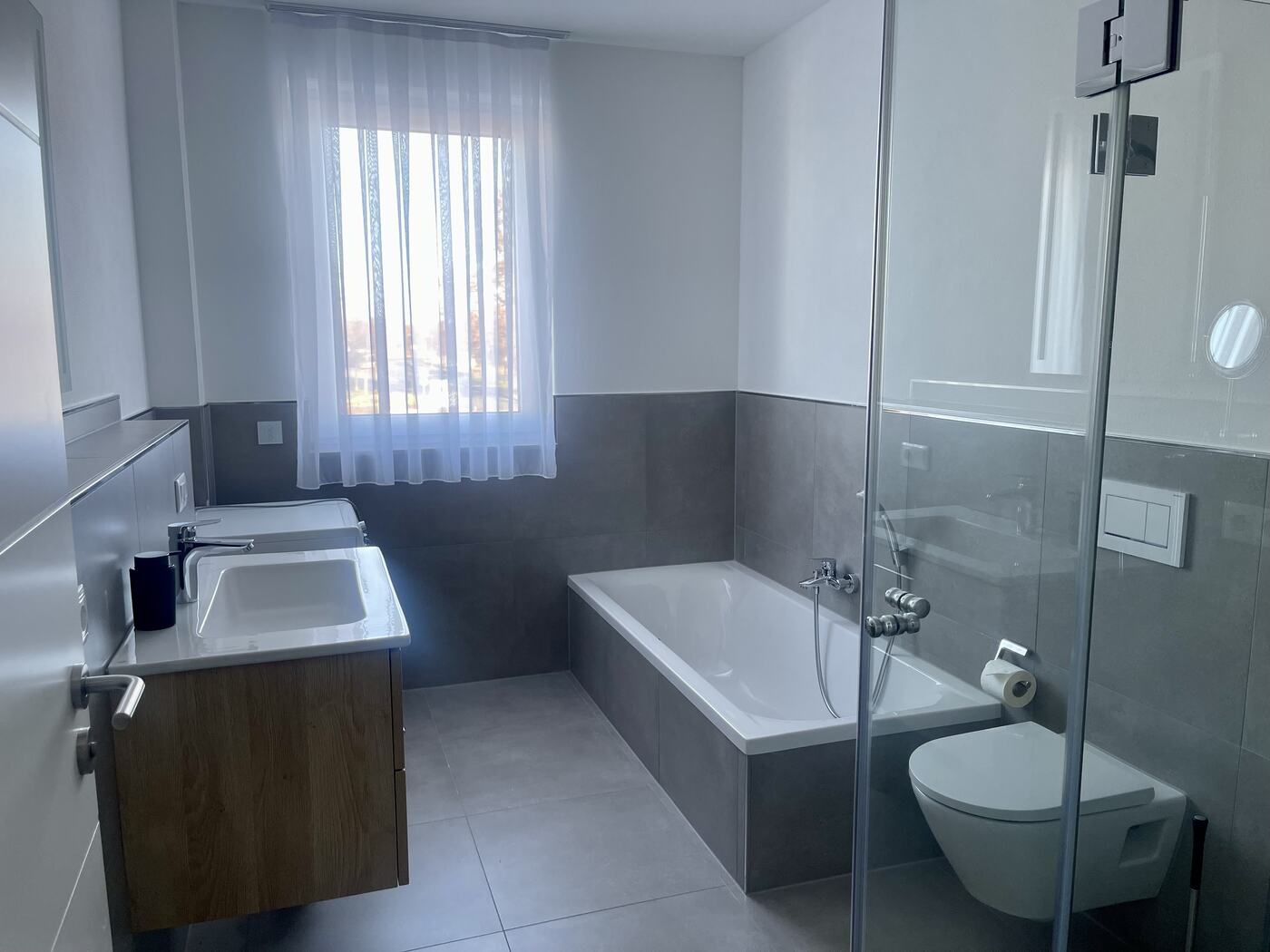 Bad mit Badewanne und Dusche