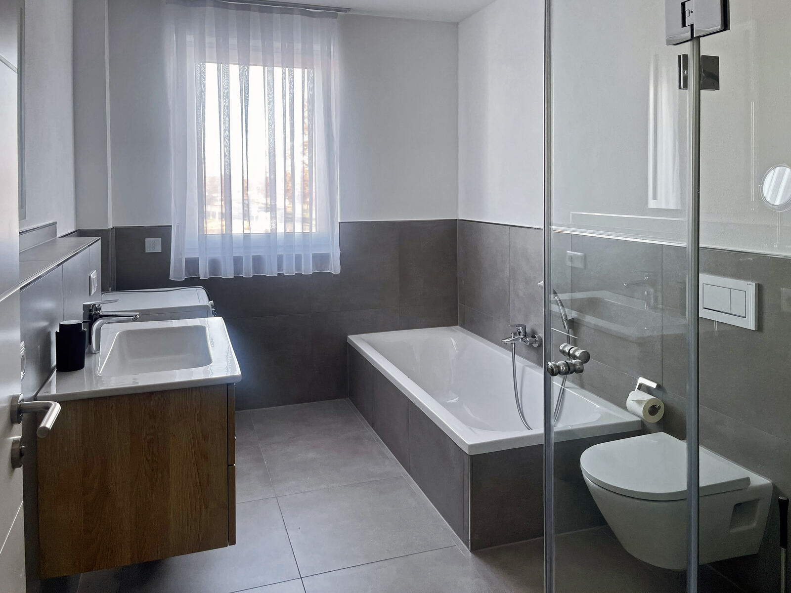 Bad mit Badewanne im Obergeschoss