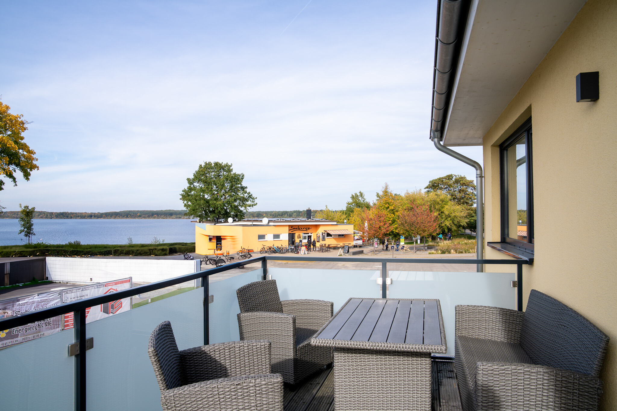 Blick vom Balkon auf den See