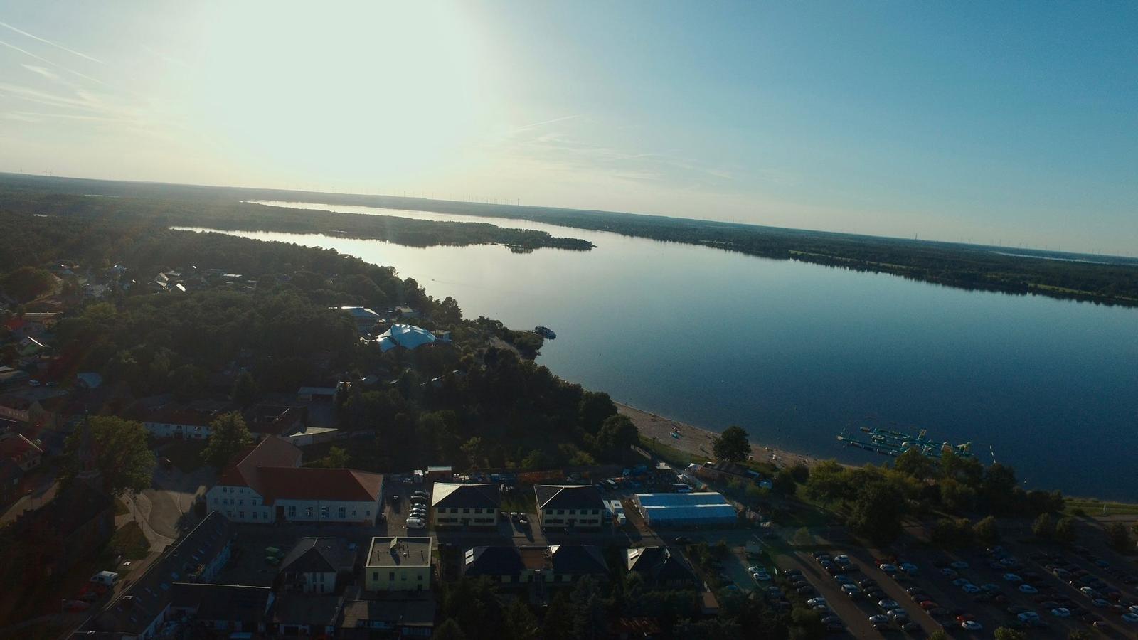 Der Senftenberger See und Großkoschen von oben im Abendlicht