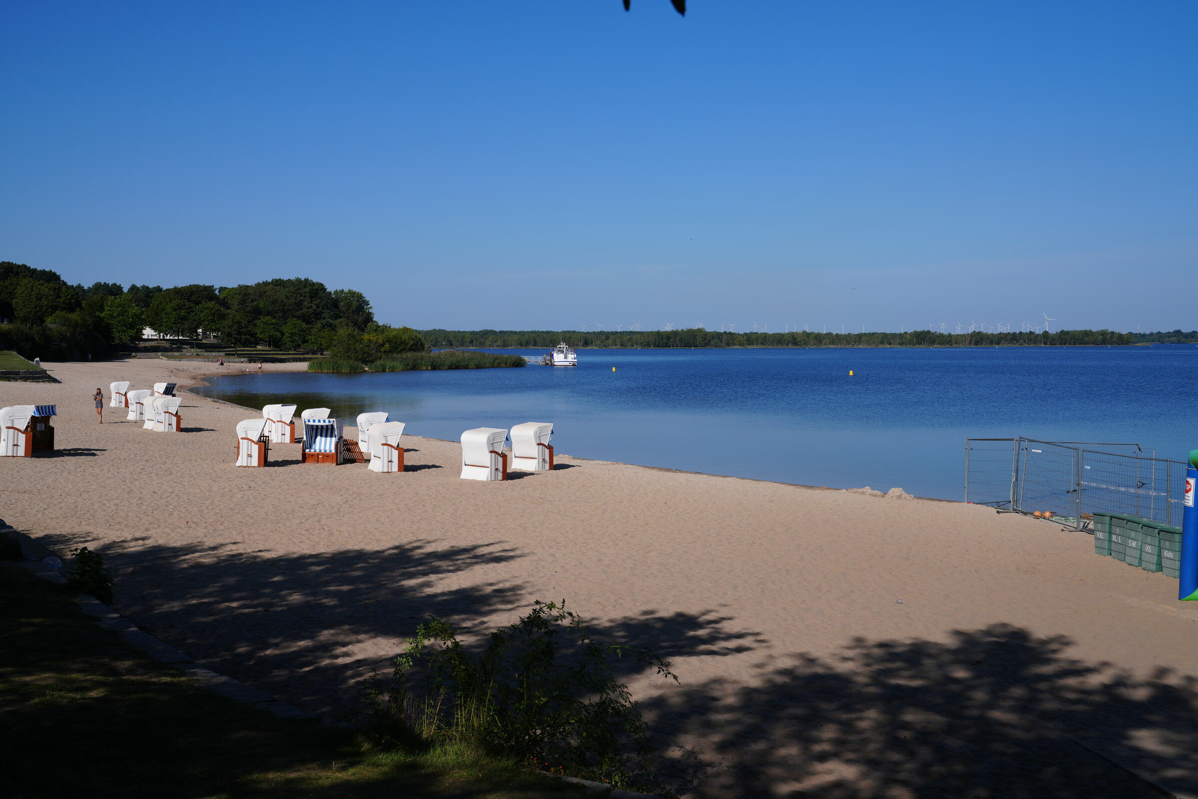 Strand Großkoschen mit Strandkörben im Sommer