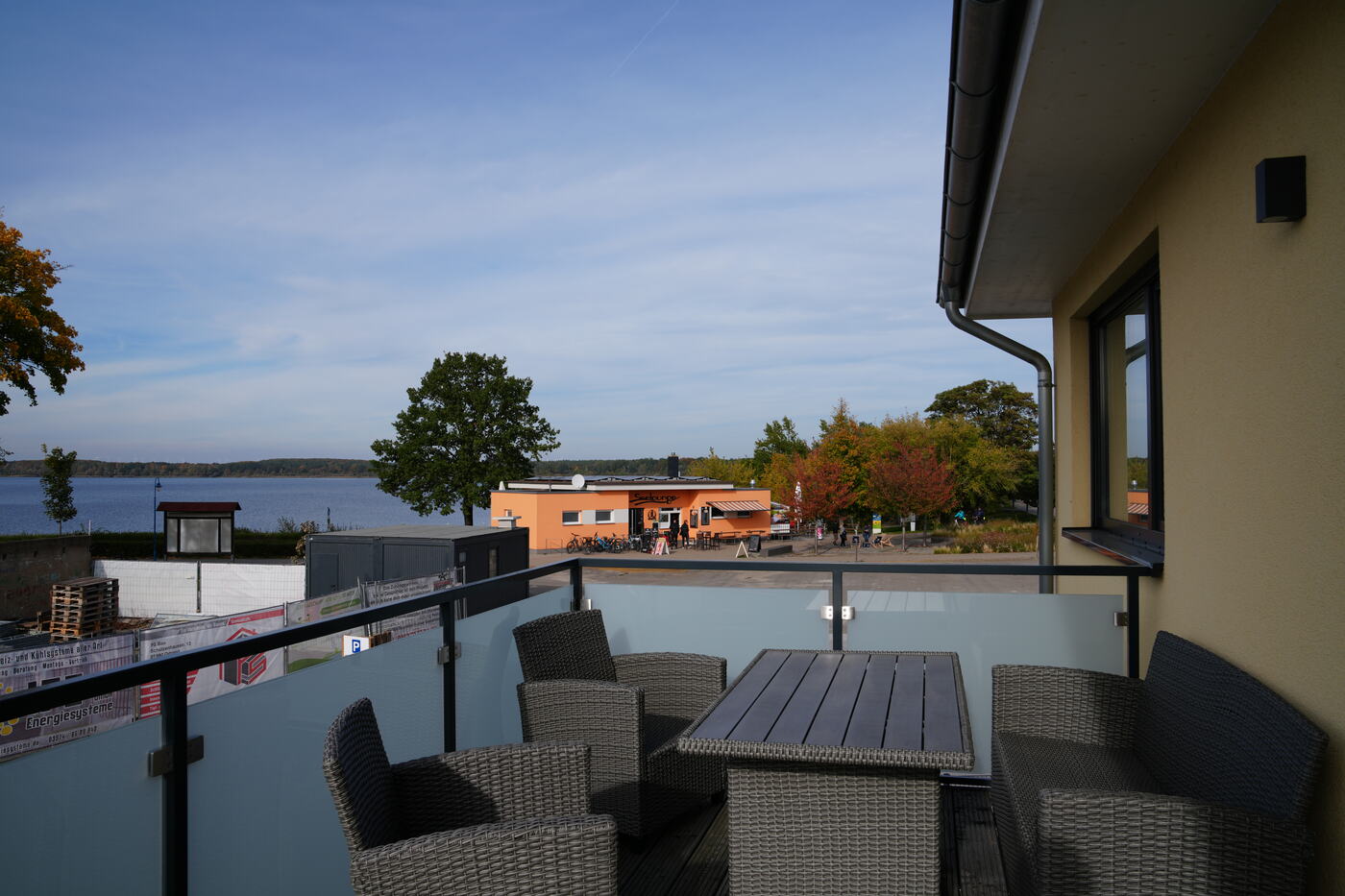 Morgens auf dem Balkon mit Blick zum See