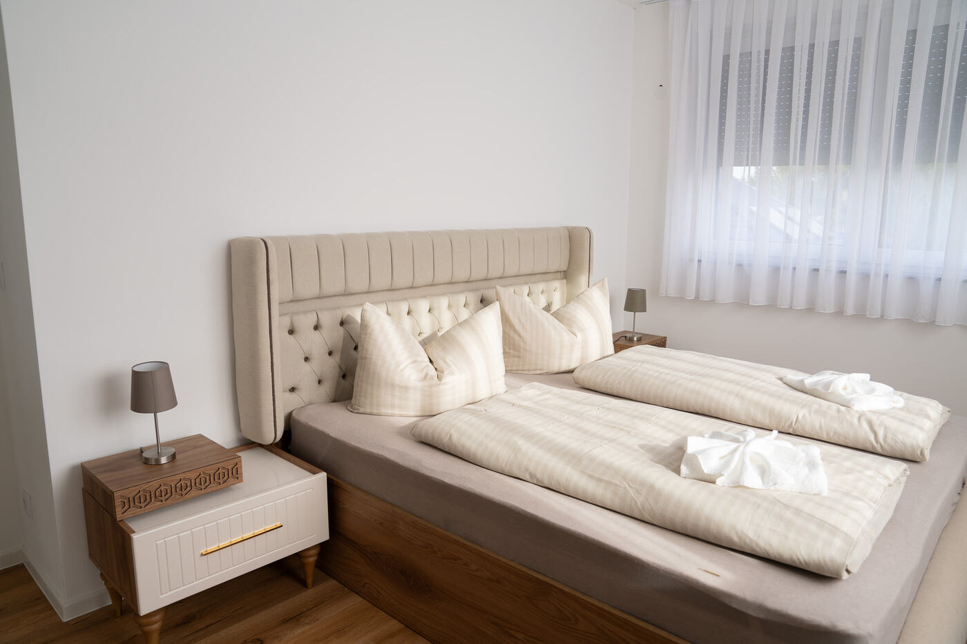Helles Schlafzimmer mit Polsterbett