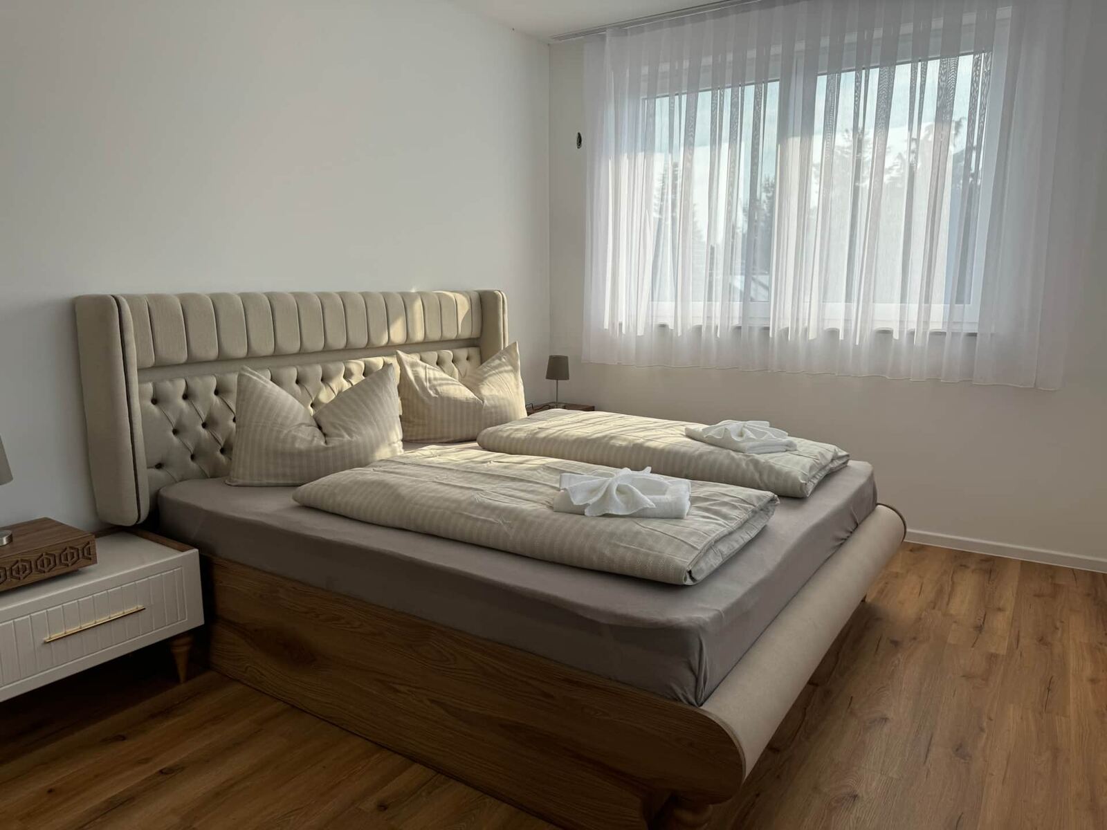 Schlafzimmer mit Doppelbett